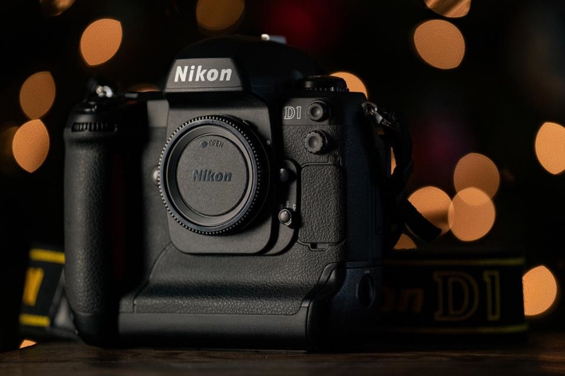 Máy ảnh Nikon D1 - 1999